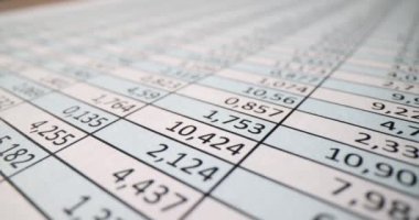 Kağıt üzerinde hücrelerde farklı ticari verilerle rapor tablosu. İş analizi performansı ve koleksiyonu. Şirket bilgilerine sahip sütunlar
