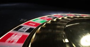 Rulet çarkı yavaşlar ve kazanan numarayı ortaya çıkarmayı bırakır. Canlı renkler ve rulet çarkının pürüzsüz hareketi görsel bir gösteri yaratır.