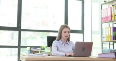 Odaklanmış iş kadını bilgisayarla çalışırken casusluk yapan meslektaşı da ofiste ekranın fotoğrafını çekiyor. Adam şirket verilerini çalıyor.