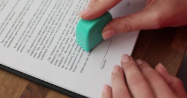 Kadın tezgahtar, iş yerindeki iş sözleşmesine onaylı pul yapıştırıyor. Ofis müdürü masasında ticari belge imzalıyor. Evrak işleri rutini