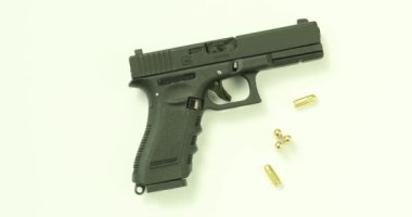 Son model ateşli silah, masanın üzerinde mermilerle birlikte duruyor. Operasyonel hazırlığın ve teknolojik gelişmişliğin pratik bir hatırlatıcısı.