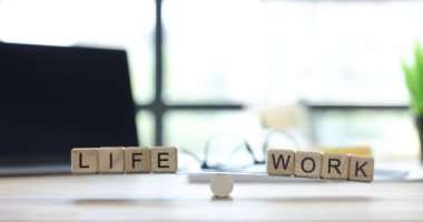 İş-yaşam dengesi kavramı, ofisteki ölçekli küplerden temsil edilir. Mesleki görevler ve kişisel refah arasındaki uyumun sembolü.