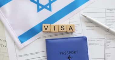 Masada pasaport ve İsrail bayrağının yanında kelime vizesi olan küp. Gerekli belgelerle İsrail 'e giriş sürecinin gösterimi