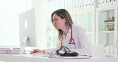 Kadın doktor ekranda rahatsız edici bilgiler gösterdiğine yemin ediyor. Kızgın sarışın tıp çalışanı işle ilgili istenmeyen haberlere tepki verdi