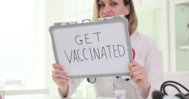 Kadın doktor kurula mesaj atmış. Ağır çekimde aşı olmuş. Sağlık çalışanı, dokunulmazlık paylaşımı ipuçlarını artırmak için tedbir öneriyor