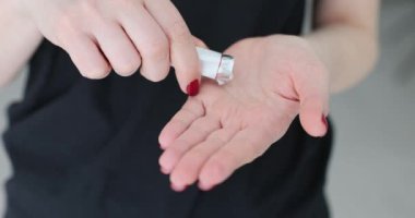 Kadın avuç içlerine yerleştirirken diş eti çiğniyor. Tazelik ve lezzet katmak için ağzıma girmeye hazır bir kadın. Ağır çekim.