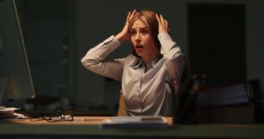 Korkak kadın ofis çalışanı iş yerinde son teslim tarihini sıkıştırıyor. Kadın müdür fırtınalı bir gecede finansal verilerini kaybederken panikledi