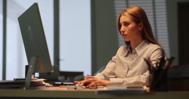 Kadın, iş yerinde bilgisayarla çalışırken ölümcül bir hata yapıyor. Kadın sekreter fırtınalı bir gecede aşırı çalışan önemli iş verilerini sildi