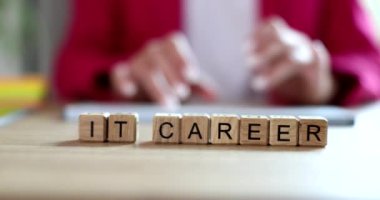 Kariyeri klavye kapanışı 4K film ağır çekimde yazan programcının arka planında yazıyor. Bilgisayar teknolojisi kavramı