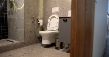 Banyo içi tuvalet ve duş 4K film ağır çekim. Dairelerin tasarımı ve dekorasyonu