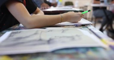 Çocuklar kurşun kalemle resim çizerler. Çocuk konsepti çizmeyi öğrenmek