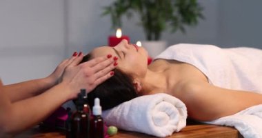 Spa merkezindeki kadın terapistinin baş masajcısı. Yüz masajı yüz masajı tekniği.