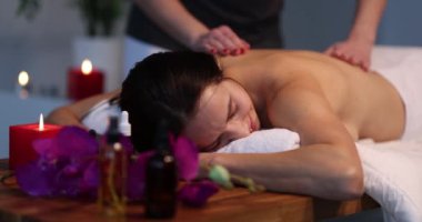 Kaplıcada vücut masajından hoşlanan genç bir kadın. Sağlık masajı yapan doktor sağlık hizmeti konsepti