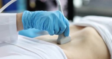 Hamileliğin erken safhalarında klinikte bir kadına ultrason. Kadın kavramında üreme sistemi hastalıkları