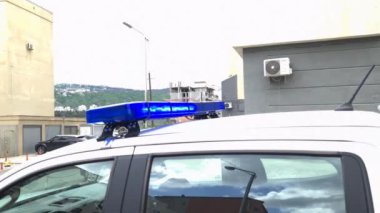 Şehirde polis ekipmanı ve güvenlik feneri olan SWAT araçları var. Polis tehlike konseptinde sirenleri açtı