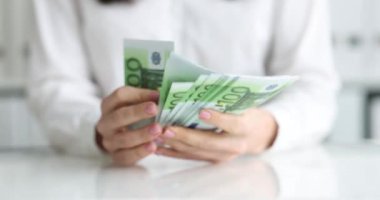 İş kadını 100 avro nakit para sayıyor. AB ekonomi kavramı