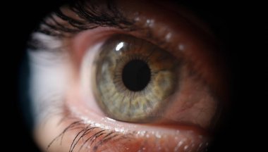 Yeşil gözlü bir kadının makro fotoğrafı, yakın plan. Sağlıklı retina, lens seçimi, açık görüş. Kalıcı makyaj