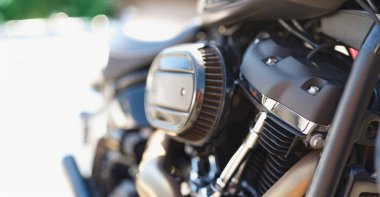 Detaylı olarak motosikletin bir parçası, yakın plan. Motosiklet güncellemesi, araç tamiri ve bakım, moto sporu