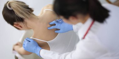 Kayropraktik uzmanı kadın omurgasına baskı yapar, yakın plan, üst görüş. Osteokondrosis, klinikte fizyoterapi