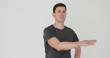 Adam boynuna keskin hareketler yapıyor ve gri arka planda tehditkar hareketler sergiliyor. Erkek bireysel olarak öfkesini ve tehlikeli niyetini açıkça ifade eder.