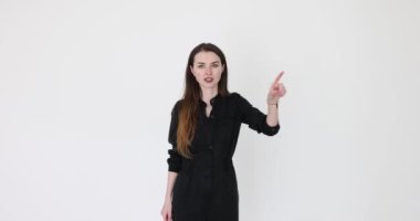 İş konferansı sırasında işaret parmağıyla kendine güveni tam bir kadın. Mutlu genç kadınlar motivasyon jestleriyle insanlara ilham verir.