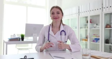 Kadın doktor elinde haplarla güven tazeleyici adımlar atıyor. Kadın jesti, hastanede tedavi için hasta kullanımına olumlu destek veriyor