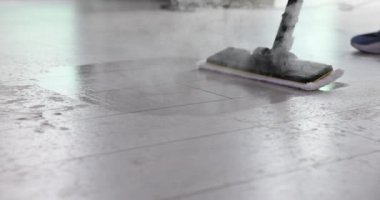 Buhar paspası yüksek sıcaklıkta kiri temizlemek için yüzeye nüfuz eder. Çağdaş cihaz güçlü buhar salıyor kiri çözüyor ve bölgeyi dezenfekte ediyor.