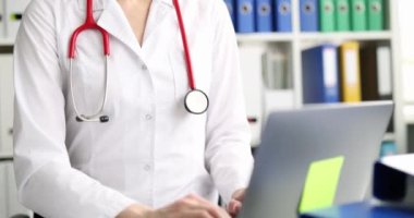 Doktor operatör bilgisayarda hastaya uzaktan danışmanlık yapıyor. Teletıp ve tıbbi bakım konsepti