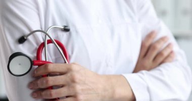 Steteskopu yakından çeken pratisyen hekimin elleri. Tıbbi bakım veya sigorta konsepti. Doktor hastanın muayene edilmesini bekliyor.