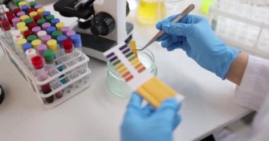PH testi ve su analizi laboratuvarda yapılıyor. İçme suyu ve içme suyu konseptinin kimyasal analizi.