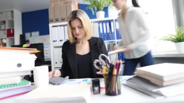 Dizüstü bilgisayar ve belgelerle çalışan güzel iş kadınının hızlandırılmış 4K hiperlapesi. Küçük işletme sahibi girişimci ya da çalışan kadın yaşam tarzı konsepti istiyor