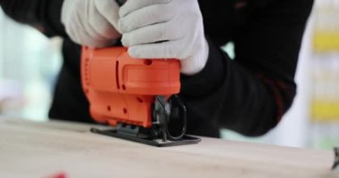 Eldivenli marangoz, atölyede sert odun kesen yap-boz kullanır. Özenli işçiler mobilya yapmak için keskin aletleri ustalıkla kullanırlar.