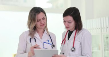 Kadın doktorlar hasta tedavi planı hakkında tartışırlar. Sağlık çalışanları sağlık için mümkün olan en iyi sonucu elde etmek için seçenekleri değerlendiriyor