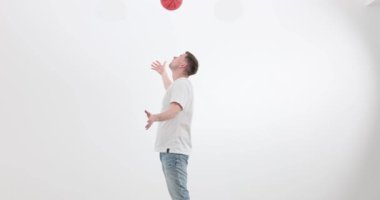 Modern spor kulübünde basketbol topuyla antrenman yapan erkek sporcu. Genç sporcu yarışmaya hazırlanıyor. Oyunu kazanmak için tekniği geliştiriyor.