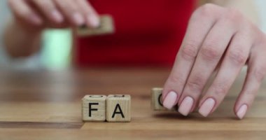 Kadın elleri, tahta küpleri kullanarak 