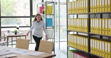 Kadın işçiler ofisin etrafında sıçrayıp yürür ve sevinçlerini ifade ederler. Kadın çalışanın coşkusu, işyerindeki başarıların keyfini çıkarıyor.