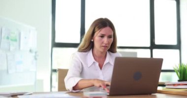 Kadın önemli iş verilerini silmekle büyük bir hata yapıyor. Aşırı çalışmanın etkisi ve kritik hatayı önlemek için stresin yönetilmesinin önemi