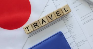 Japonya bayrağı yakınındaki tahta bloklarda, başvuru formlarının üst kısmında haber dolaşımı. Uzun zamandır beklenen Asya gezisi konsepti
