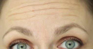 Olgun, yeşil gözlü, kafası karışık bir kadın. Sinirli bir kadın, arkadaşıyla konuşurken duygusal tepki gösterir.