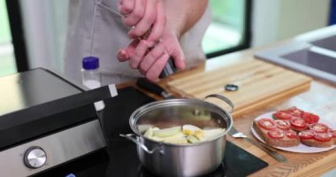 Mutfak işçisi sebze güveci aromalı taze karabiber ağır çekimde. İnsan emsalsiz tatlar vermek için güvenli bir şekilde değirmeni çalıştırır.