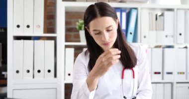 Stres kliniğinde çalışan yorgun kadın doktor. Kötü tıbbi haber konsepti