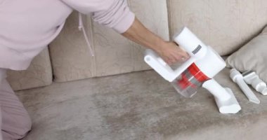 Döşeme mobilyaları için kablosuz küçük elektrikli süpürge. Temizleme tozu ve kirli kanepe konsepti