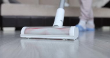 Kablosuz elektrik süpürgesi, yerdeki toz ve kiri temizlemek. Temizlik hizmetleri kavramı