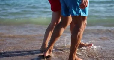 Erkek ve dişi bacakları güneşli bir günde denize açılır. Kumsalda ortak romantik yürüyüşler.