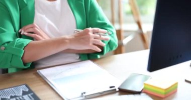 Ofiste çapraz kollarla oturan kendinden emin iş kadını CEO 'su. Hırslı bir kariyerci, hem yönetim hem de yönetim alanında kıdemsiz uzman sözü veriyor.