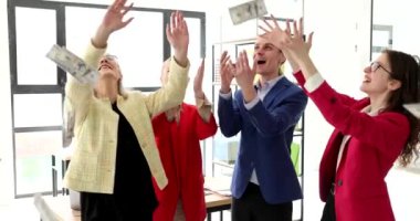 Mutlu heyecanlı takım para saçıyor, iyi bir iş çıkardığı için gurur duyuyor. Ticari başarı ve finansal zaferin kutlanması