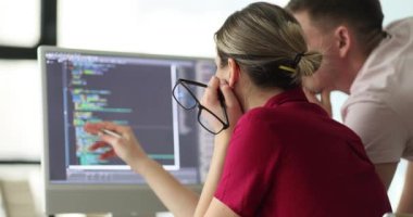 Yapay zeka programcıları ve IT yazılım geliştiricileri beyin fırtınası yapıyorlar. Ekip başlangıç şirketinde bilgisayarda programlama yapıyor