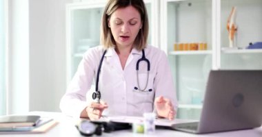 Depresyondaki kadın doktor işte ruhsal çöküntü hissediyor. Gergin doktor ve kötü haber.