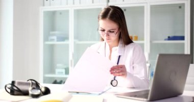 Tıp doktoru tıbbi belgelere yakın çekim damgası vuruyor. Reçeteli ilaçlar dağıtılıyor