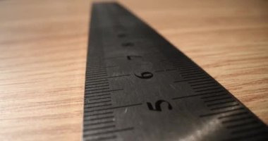 Metal inşaat mezurası masanın üzerinde. Parametre ölçümü